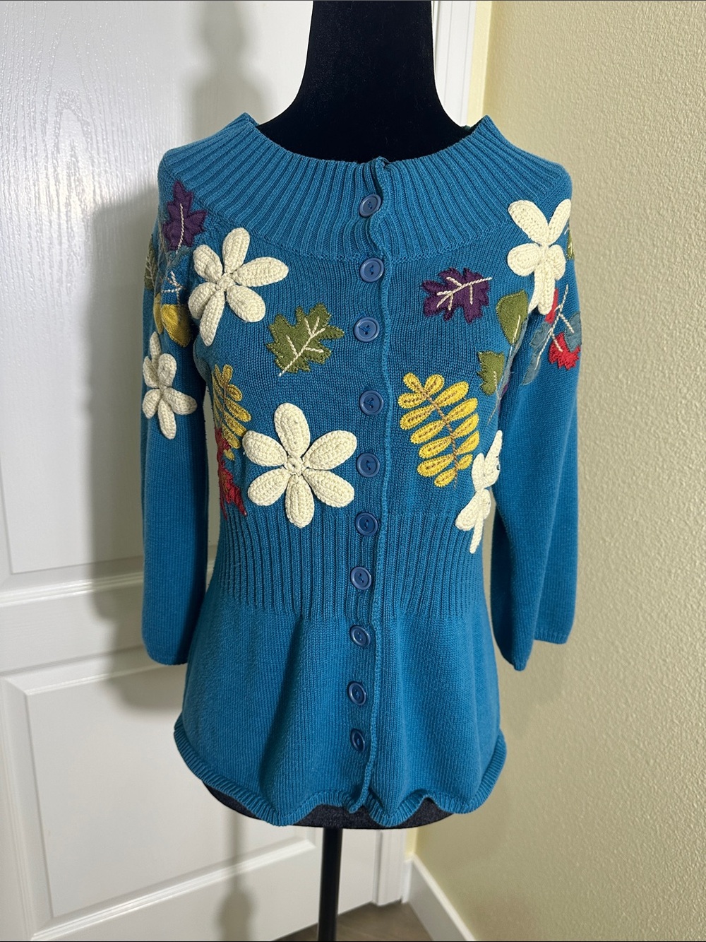 Classic Elements Teal Blue Button-Front Floral Crochet Appliqué Cardigan. Small